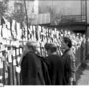 Bundesarchiv Bild 101I-695-0423-06, Warschauer Aufstand, Frauen an Holzwand