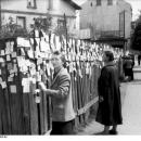 Warschauer Aufstand, Frauen an Holzwand