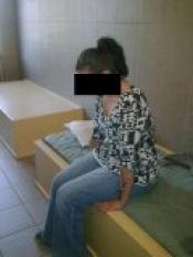 Biła 1,5-rocznego chłopca, rozmawiając z jego ojcem przez telefon